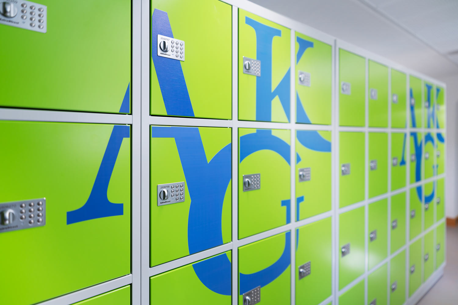 astradirect Schließfachanlagen Schutzbrief, Altes Kurfürstliches Gymnasium in Bensheim Die Schließfachanlage von astradirect Versicherung, im Alten Kurfürstlichen Gymnasium in Bensheim